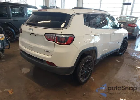 2019 Jeep Compass Latitude 4X4 z USA, uszkodzony, nr VIN 3C4NJDBB4KT809807